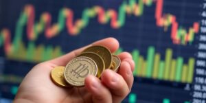 Münzen in der Hand für passives Einkommen durch Dividenden.