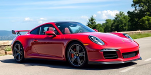 Schöne Porsche-Autos vor einer malerischen Kulisse.
