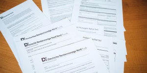 Formulare der Deutschen Rentenversicherung auf einem Tisch.