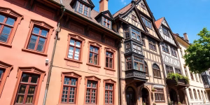 Historisches Gebäude mit architektonischen Details in der Stadt.